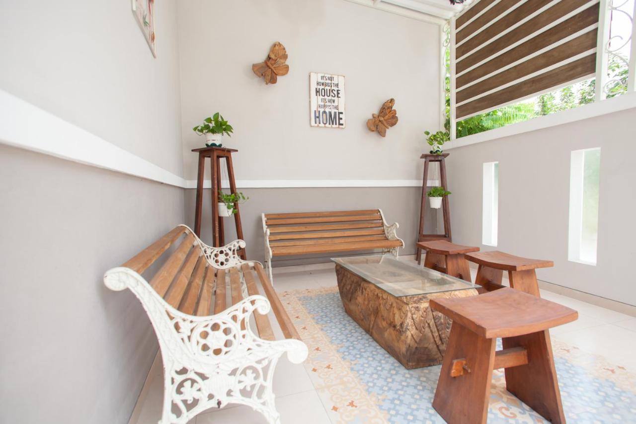 Reddoorz @ Wiyung 3 Hotel Surabaya Exterior photo
