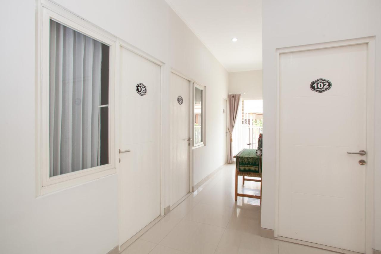 Reddoorz @ Wiyung 3 Hotel Surabaya Exterior photo